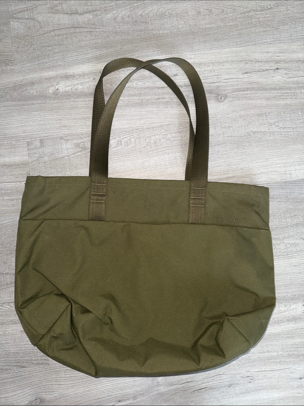Moment MTW 19L Tote Olive